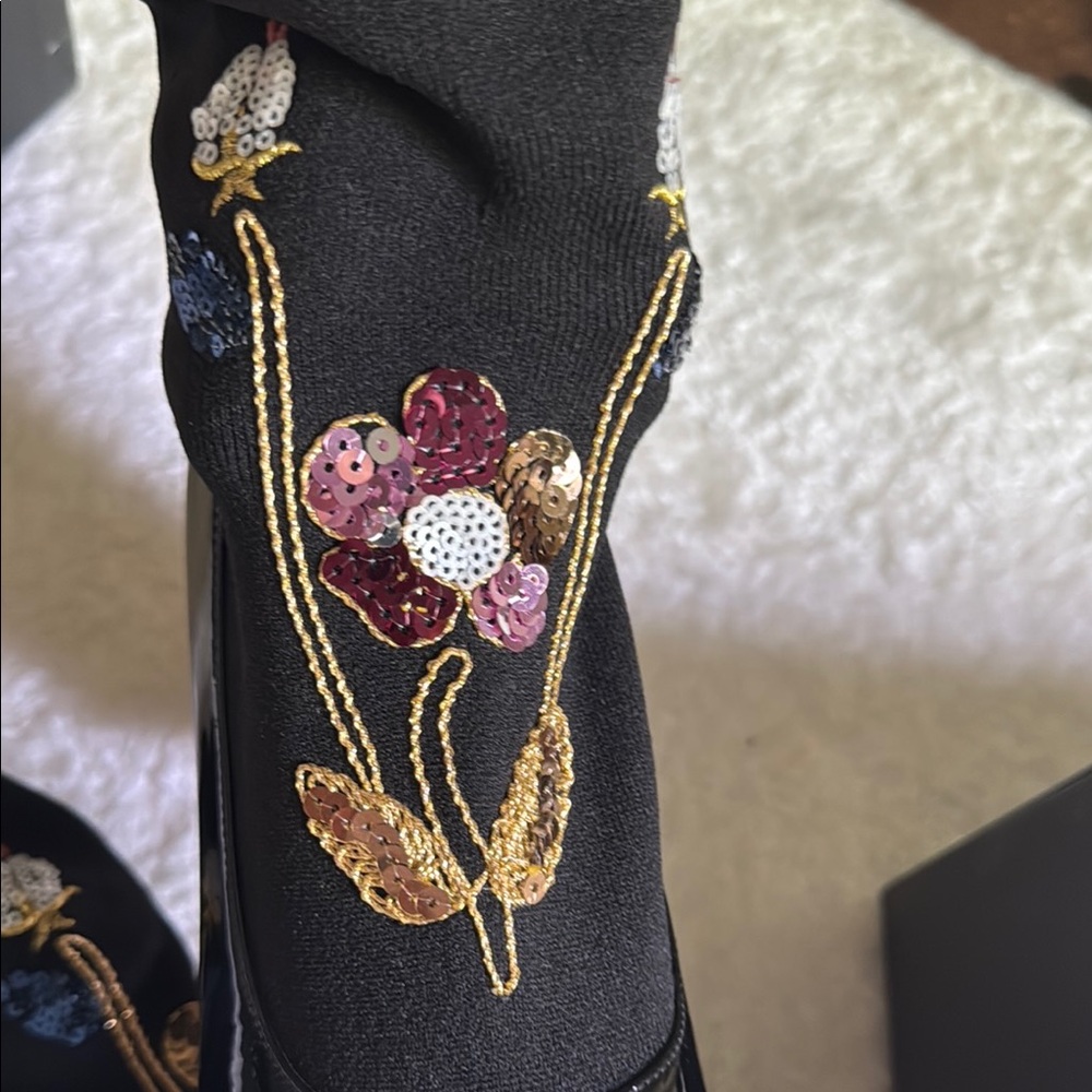 Gucci Black and Gold Heeled Boots - Picture 5 of 6